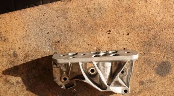 Mercedes-Benz GLA H247 Engine mounting bracket A6542230004