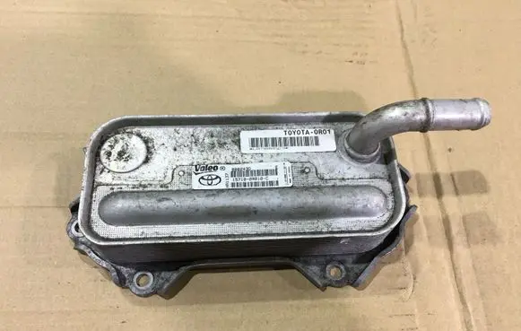 Toyota Avensis T270 Engine oil radiator 157100R010C 880243D