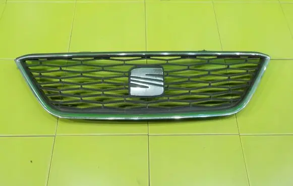 Volkswagen Golf IV Front bumper upper radiator grill 6J0853654C XP244