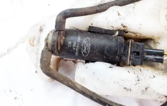 Ford Focus Windscreen/windshield washer pump 93bb17k624ba