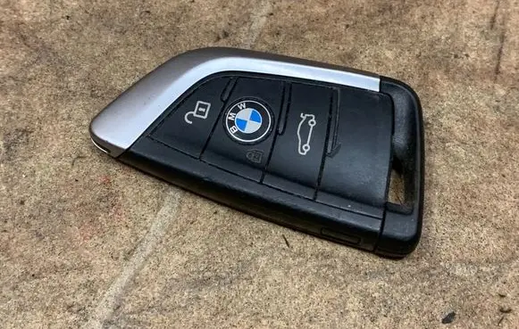BMW 2 F46 Ignition key/card 6805990