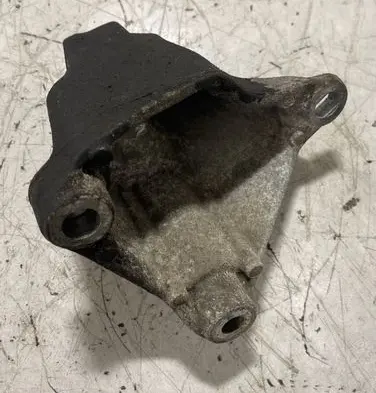 Nissan Qashqai+2 Engine mounting bracket