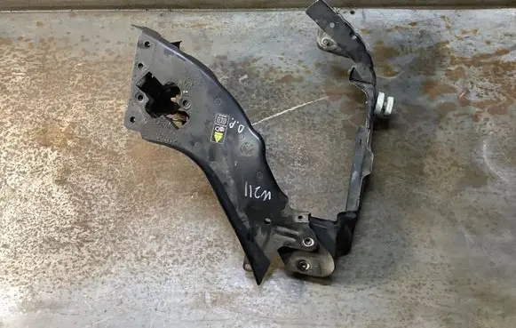 Mercedes-Benz E W211 Headlight/headlamp mounting bracket