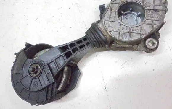 Peugeot 308 Timing belt/chain tensioner V75988-338002