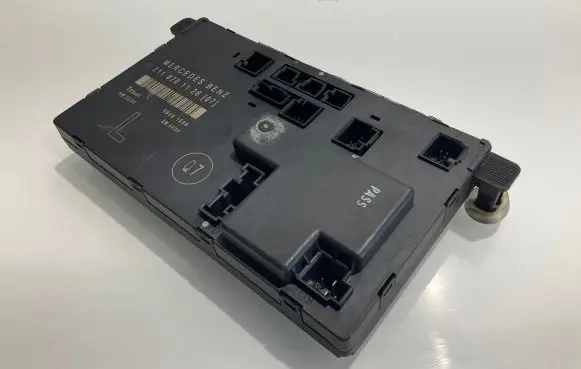 Mercedes-Benz E W211 Door control unit/module 2118701126 00401599 A2118701126