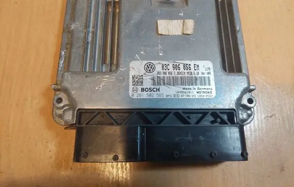 Volkswagen Golf V Engine control unit/module ECU 0261S02565 03C906056EM 03C906056T