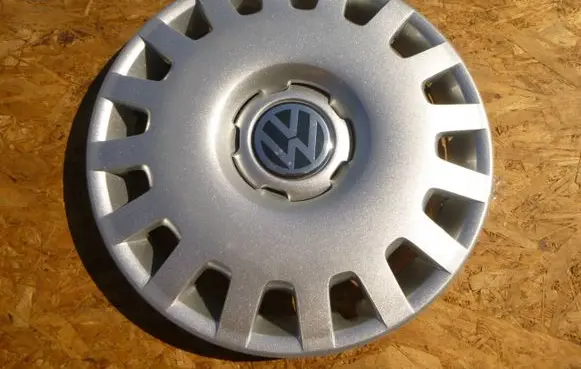 Volkswagen Golf IV R16 wheel hub/cap/trim 1J0601147Q