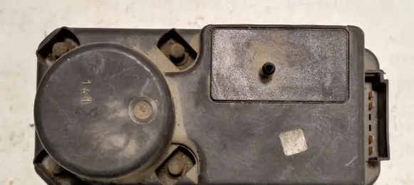 Volkswagen Golf III Central locking vacuum pump 357962257