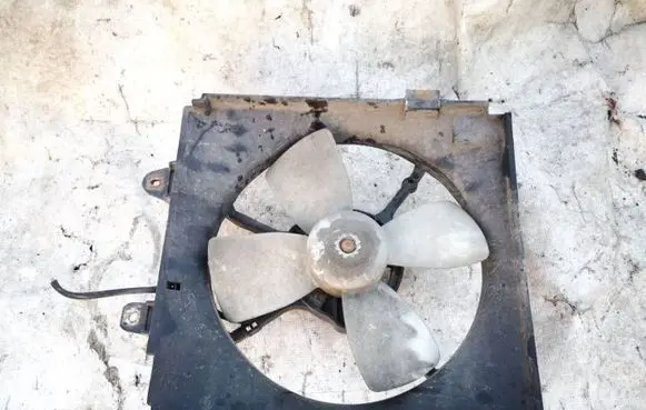 Radiator cooling fan shroud