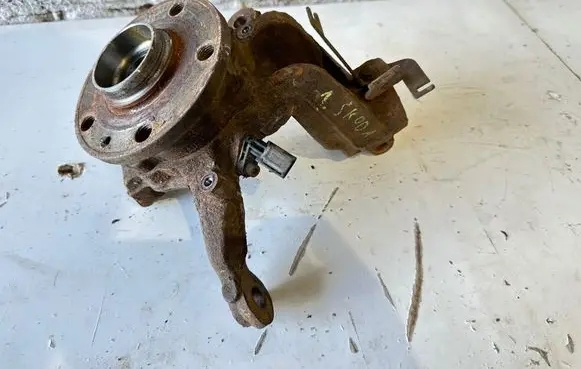 Skoda Octavia Mk2 (1Z) Front wheel hub spindle knuckle