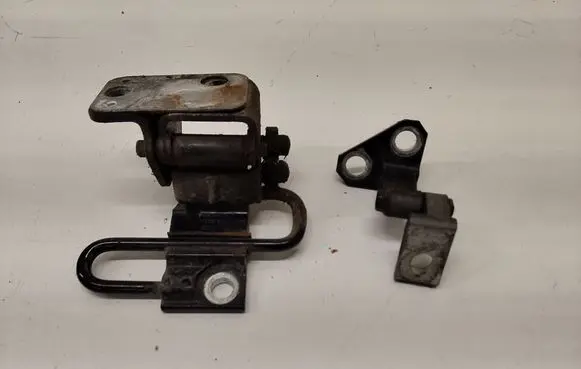 Volkswagen PASSAT B6 Rear door lower hinge 3C4833401D