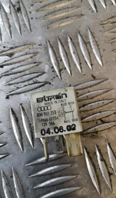 Volkswagen PASSAT B5.5 Other relay 8d0951253