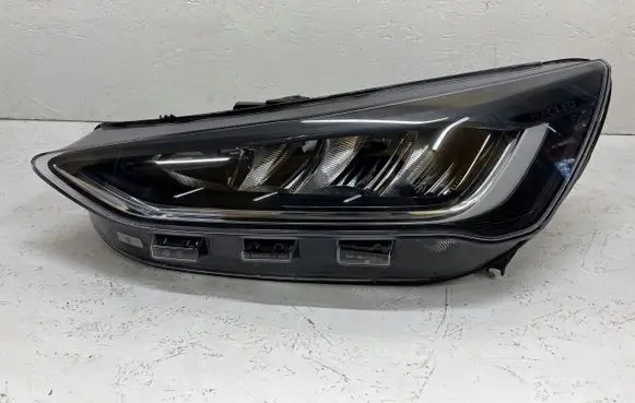 Ford Focus Headlight/headlamp 13E015