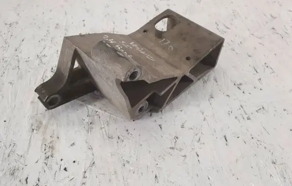 Volvo S80 Engine mounting bracket