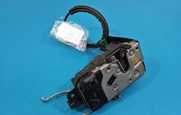 Opel Zafira B Front door lock 13210748 IMPRK1576385