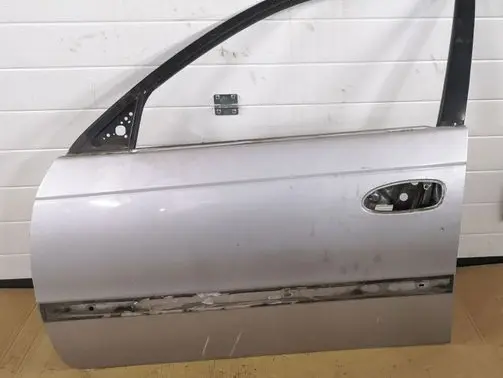 Toyota Avensis T220 Front door