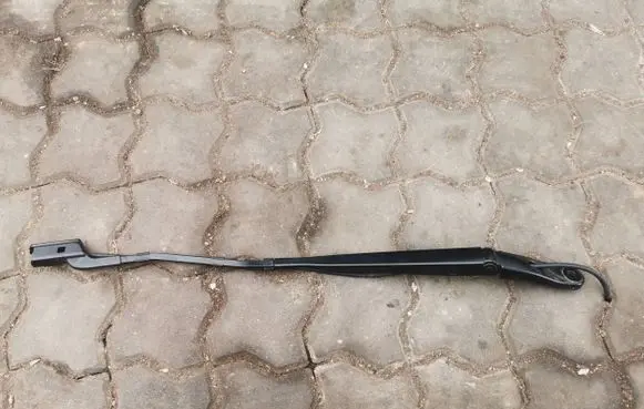 Citroen Berlingo Front wiper blade arm 9833936380