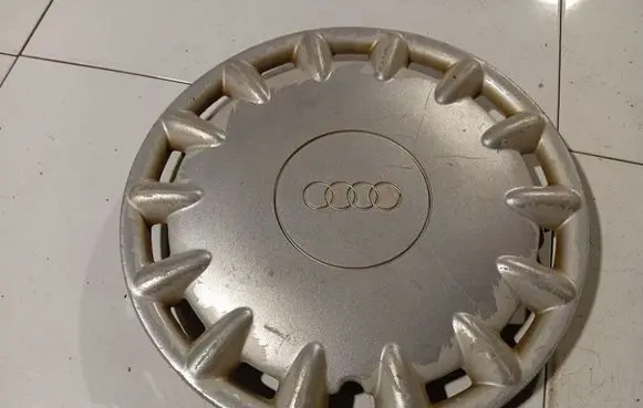 Audi 80 90 S2 B4 R15 wheel hub/cap/trim 