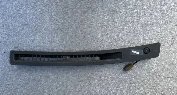 Nissan Patrol Y61 Dashboard air vent grill cover trim 68743VD305