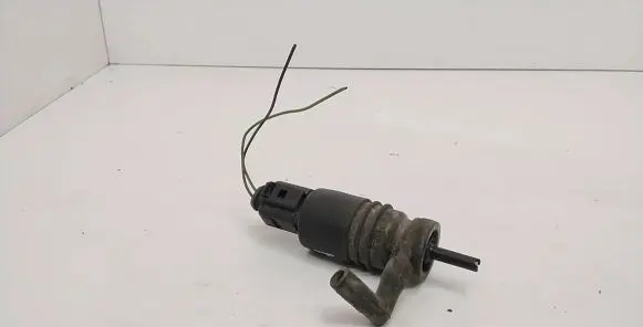 Volkswagen PASSAT B5 Windscreen/windshield washer pump 1J0973722