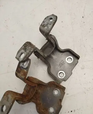 Suzuki SX4 Front door upper hinge 