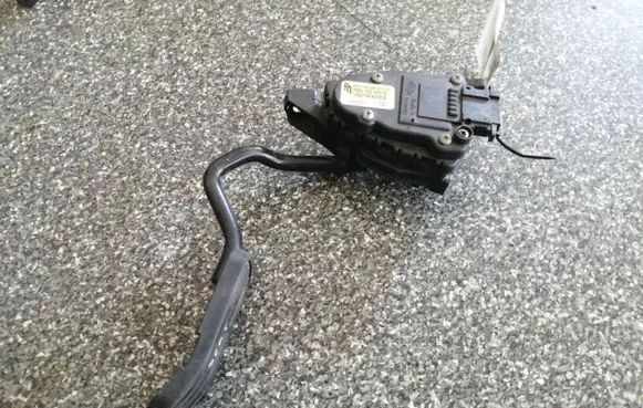 Ford Galaxy Accelerator throttle pedal 7M3723507A