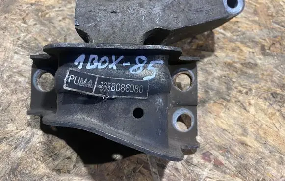 Engine mount bracket