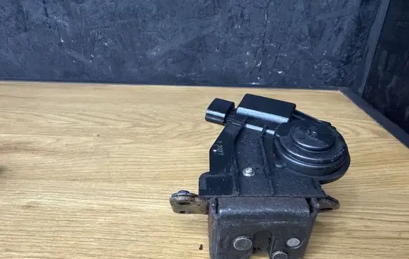 Toyota Auris 150 Loading door lock 12327