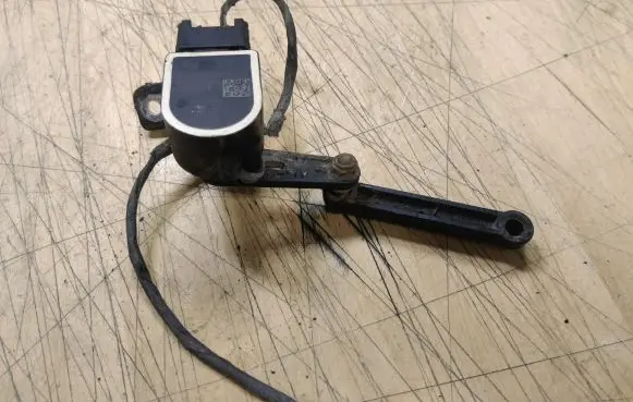 Headlight/headlamp level sensor
