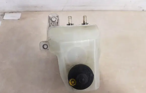 Toyota Prius (XW20) Brake fluid reservoir 