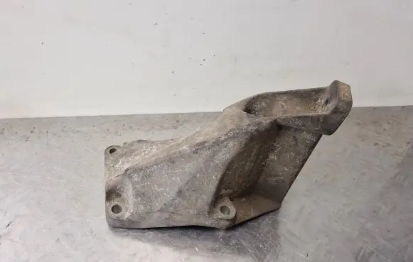 Audi A4 S4 B5 8D Engine mounting bracket 8D0199307P