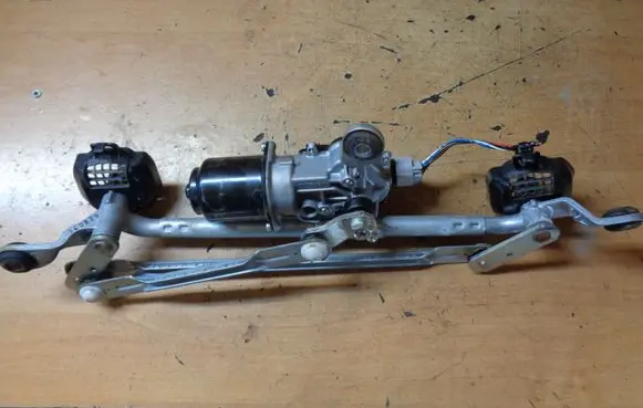 Mitsubishi Space Star Front wiper linkage and motor 140828