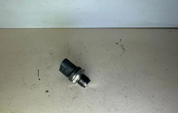 Mercedes-Benz Sprinter W906 Fuel pressure sensor 0281002843