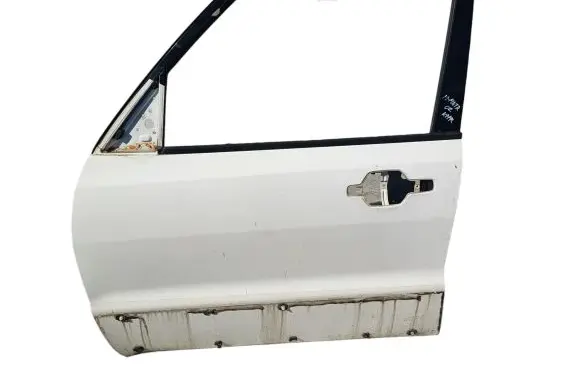 Mitsubishi Montero Front door