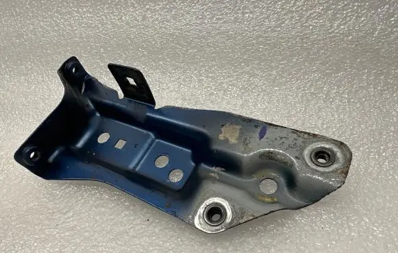 Audi A3 S3 8P Fender mounting bracket 8P0821136