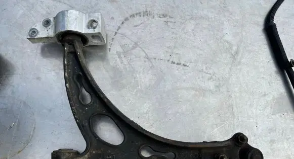 Volkswagen Touran I Front lower control arm/wishbone 1K0407153G