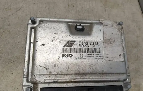 Volkswagen PASSAT B7 Engine control unit/module 038906019LR 0281011143 3M2112A650GA