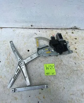 Opel Astra H Front door window regulator with motor A330013100418 A33605D 13100406