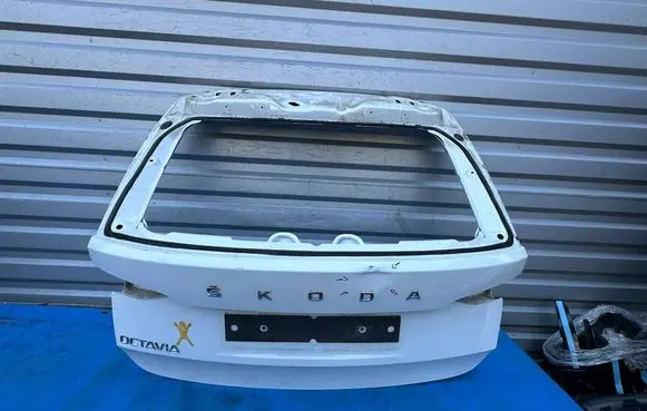 Skoda Octavia Mk4 Tailgate/trunk/boot lid 5E7827081
