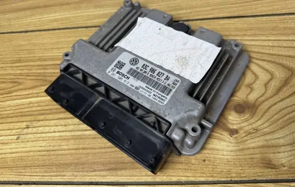 Volkswagen Golf VI Engine control unit/module 03C906027BA 0261S05812 03C907309B