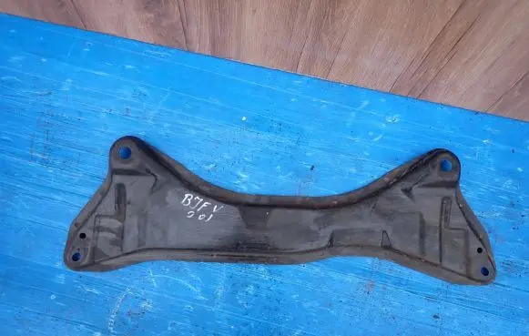 Mazda 323 Engine mounting bracket