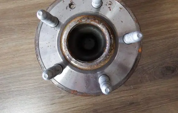 Tesla Model S Front wheel hub