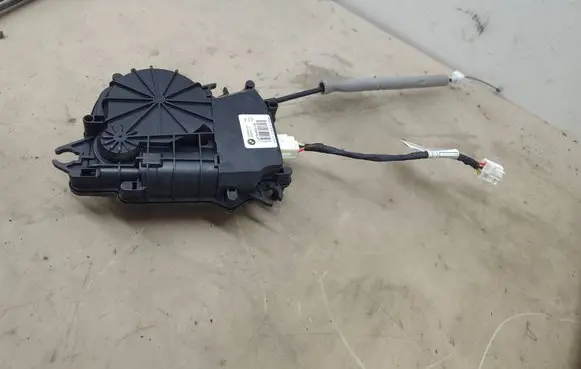 BMW 2 F45 Tailgate/trunk/boot lift motor C27838102