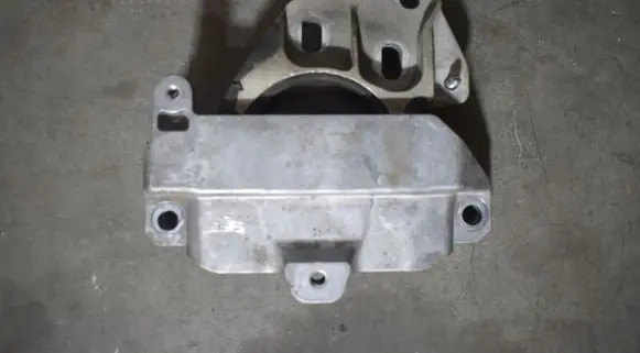 Mercedes-Benz CLA C118 X118 Engine mount bracket A2472405500