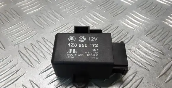 Volkswagen PASSAT B6 Seat heating relay 1Z0959772