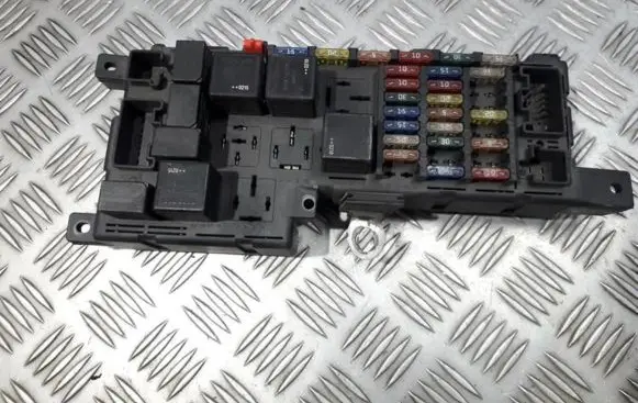 Volvo V70 Fuse box set 518717004 8637841