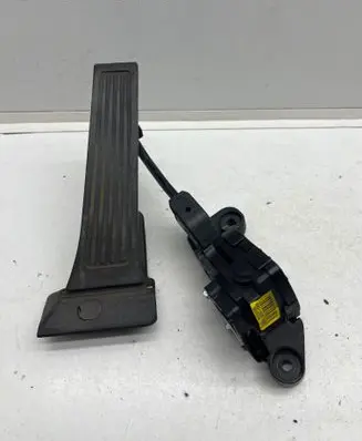 Accelerator throttle pedal