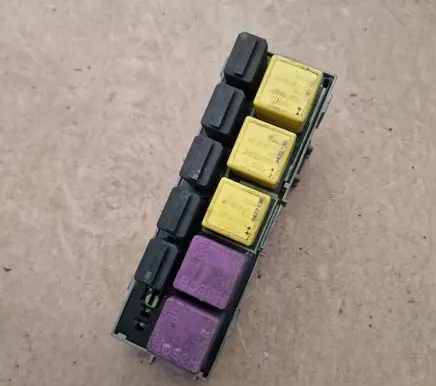Opel Meriva A Relay mounting block 13146880BB
