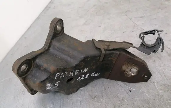 Nissan Pathfinder R51 Engine mounting bracket