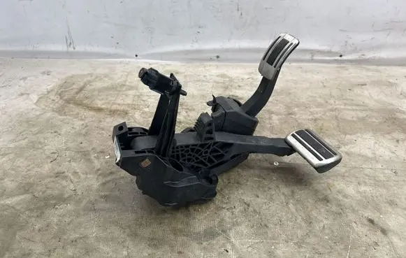 Peugeot 308 Pedal assembly 9832495680